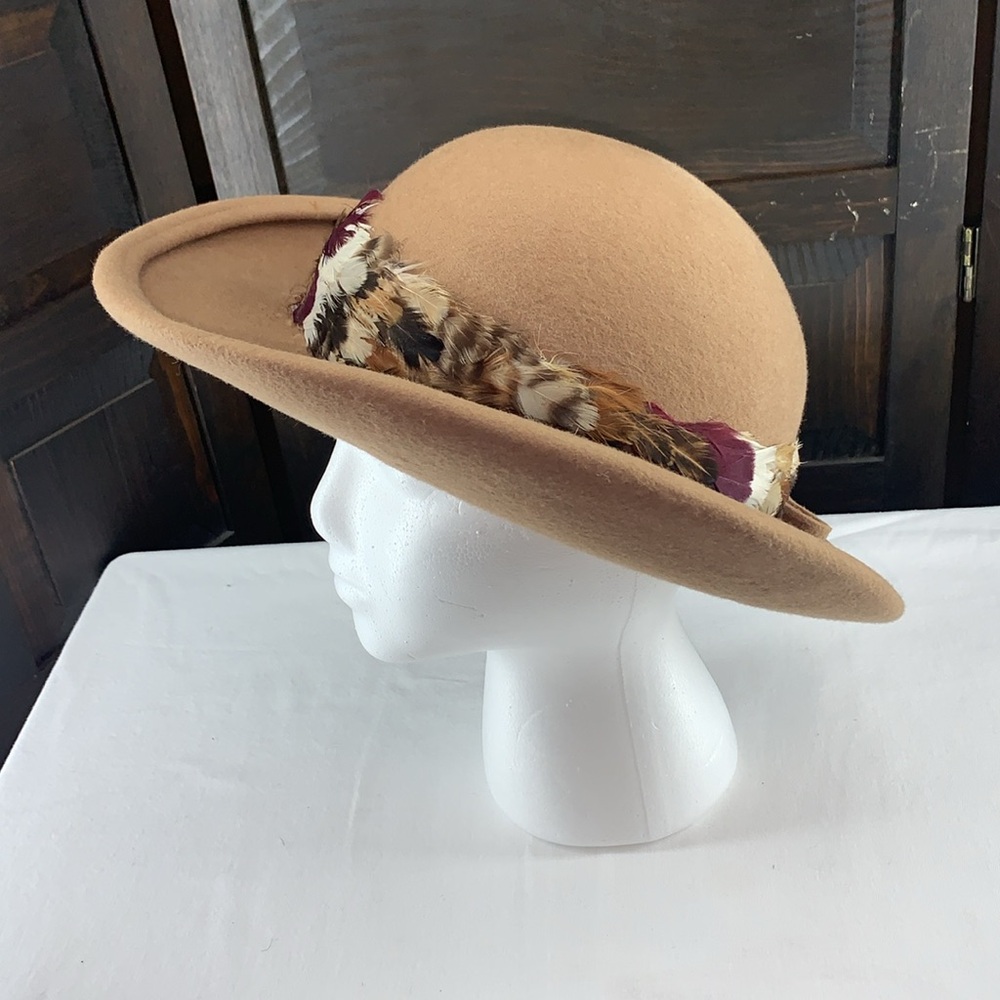 Mr. John Moderne vintage women’s hat. Tan wool with feathers and bow detail - Picture 5 of 12